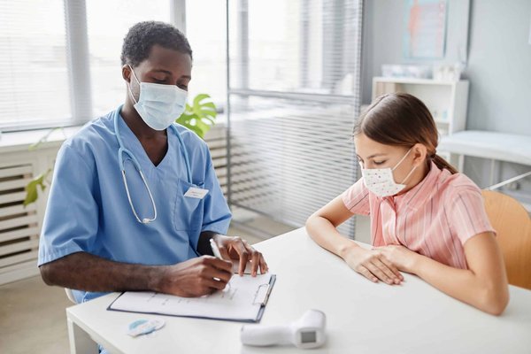 Comment planifier une visite éducative des plantations de thé dans les montagnes de Ceylan au Sri Lanka?